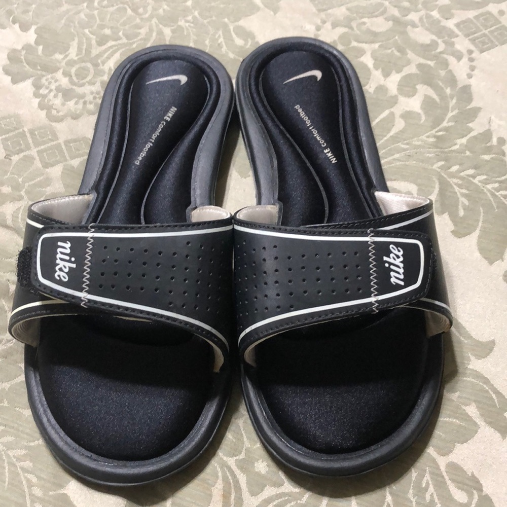 EUC- Like New NIKE Adjustable Slides